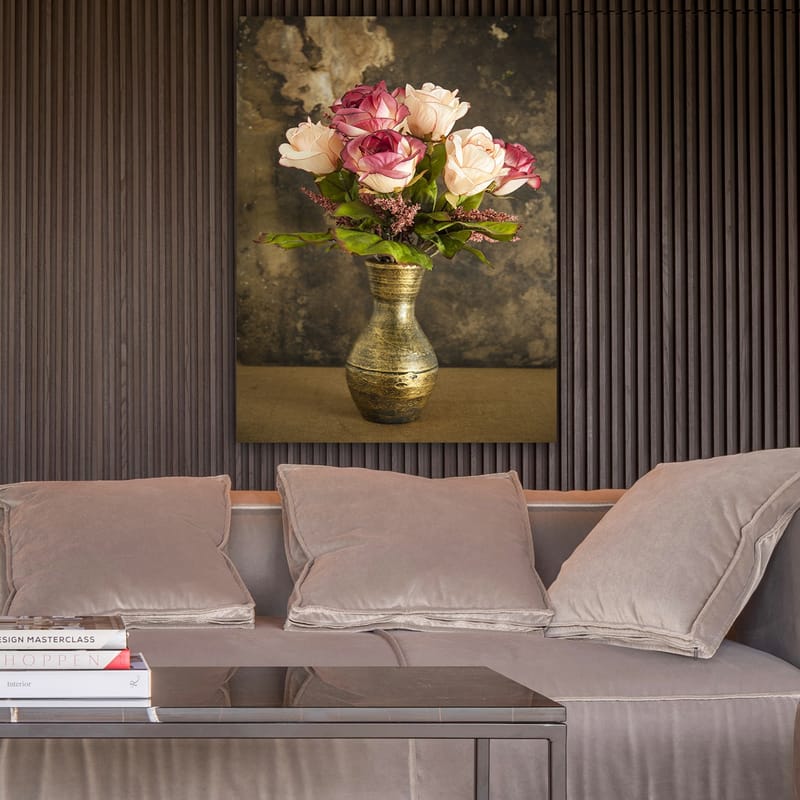 Lerretsbilde 70x100 cm - Vakker rosebukett i en dekorativ vase - Rosa / Grønn / Gull - Innredning - Bilder & kunst - Lerretsbilder