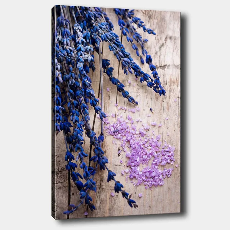 Lerretsbilde 70x100 cm - Vakker samling av lavendelblomster med lilla salt på en treflate, Blå / Lilla