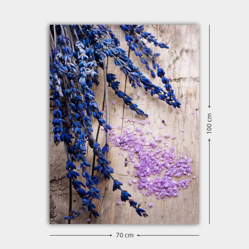 Lerretsbilde 70x100 cm - Vakker samling av lavendelblomster med lilla salt på en treflate - Blå / Lilla - Innredning - Bilder & kunst - Lerretsbilder