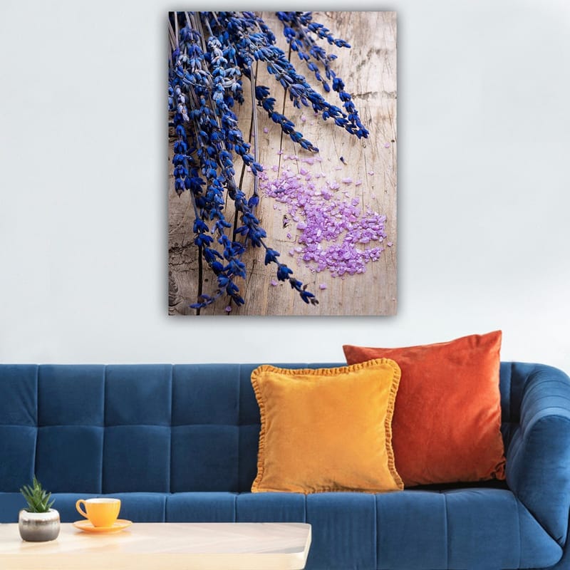 Lerretsbilde 70x100 cm - Vakker samling av lavendelblomster med lilla salt på en treflate - Blå / Lilla - Innredning - Bilder & kunst - Lerretsbilder