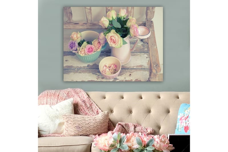 Lerretsbilde 70x100 cm - Vakker samling av roser i pastellfarger i en mugge og skåler - Rosa / Grønn / Lys blå - Innredning - Bilder & kunst - Lerretsbilder