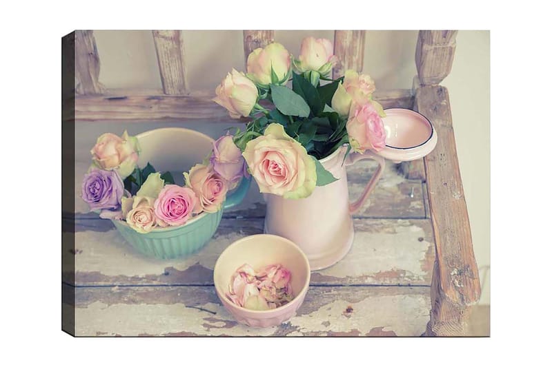 Lerretsbilde 70x100 cm - Vakker samling av roser i pastellfarger i en mugge og skåler, Rosa / Grønn / Lys blå