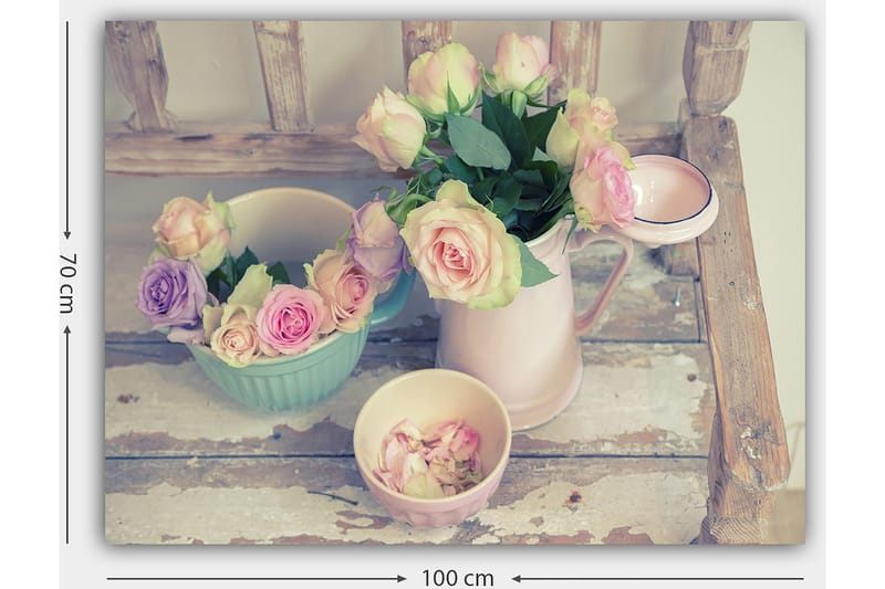 Lerretsbilde 70x100 cm - Vakker samling av roser i pastellfarger i en mugge og skåler - Rosa / Grønn / Lys blå - Innredning - Bilder & kunst - Lerretsbilder