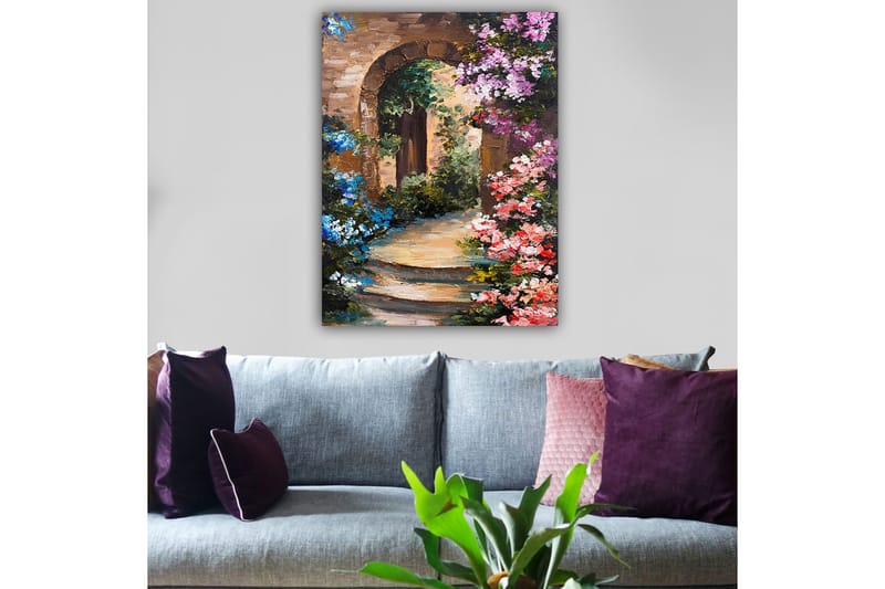 Lerretsbilde 70x100 cm - Vakker smug med blomster rundt en steinbue - Lys blå / Rosa / Grønn - Innredning - Bilder & kunst - Lerretsbilder