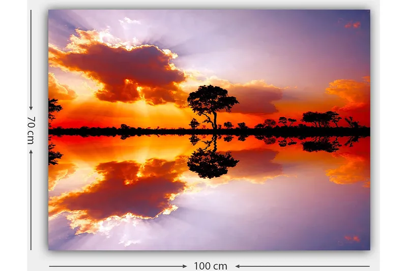 Lerretsbilde 70x100 cm - Vakker solnedgang med silhuetter av trær som speiler seg i en stille vannoverflate - Oransje / Lilla / Svart - Innredning - Bilder & kunst - Lerretsbilder