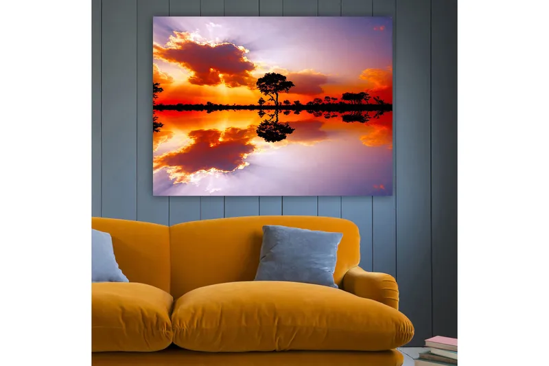 Lerretsbilde 70x100 cm - Vakker solnedgang med silhuetter av trær som speiler seg i en stille vannoverflate - Oransje / Lilla / Svart - Innredning - Bilder & kunst - Lerretsbilder