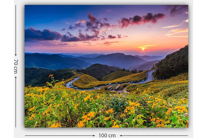 Lerretsbilde 70x100 cm - Vakker solnedgang over en blomstrende dal med svingete veier og fjell i bakgrunnen - Gul / Grønn / Blå - Innredning - Bilder & kunst - Lerretsbilder