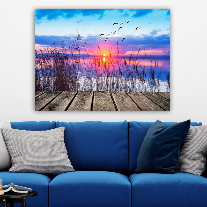 Lerretsbilde 70x100 cm - Vakker solnedgang over en speilblank innsjø med fugler som flyr over vannet - Blå / Oransje / Lilla - Innredning - Bilder & kunst - Lerretsbilder