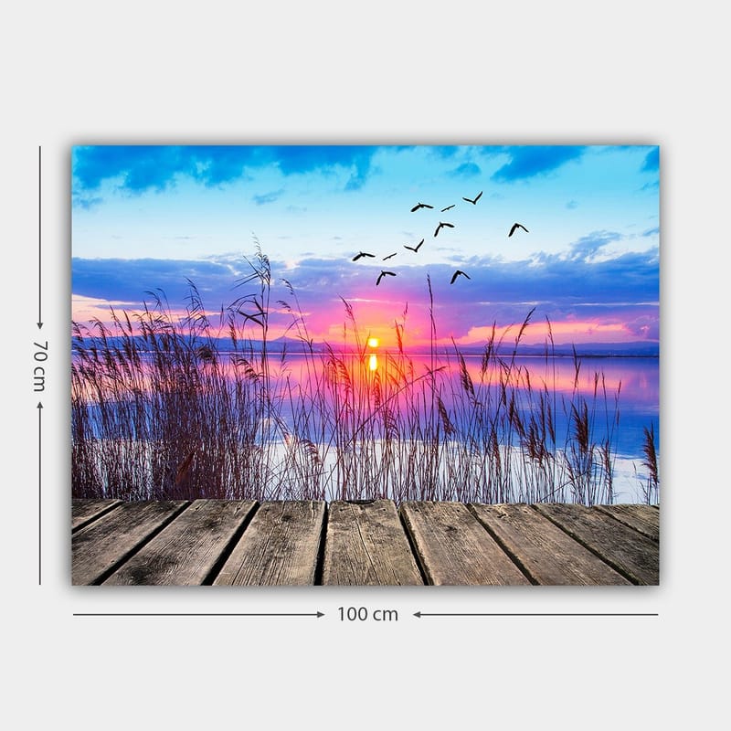 Lerretsbilde 70x100 cm - Vakker solnedgang over en speilblank innsjø med fugler som flyr over vannet - Blå / Oransje / Lilla - Innredning - Bilder & kunst - Lerretsbilder