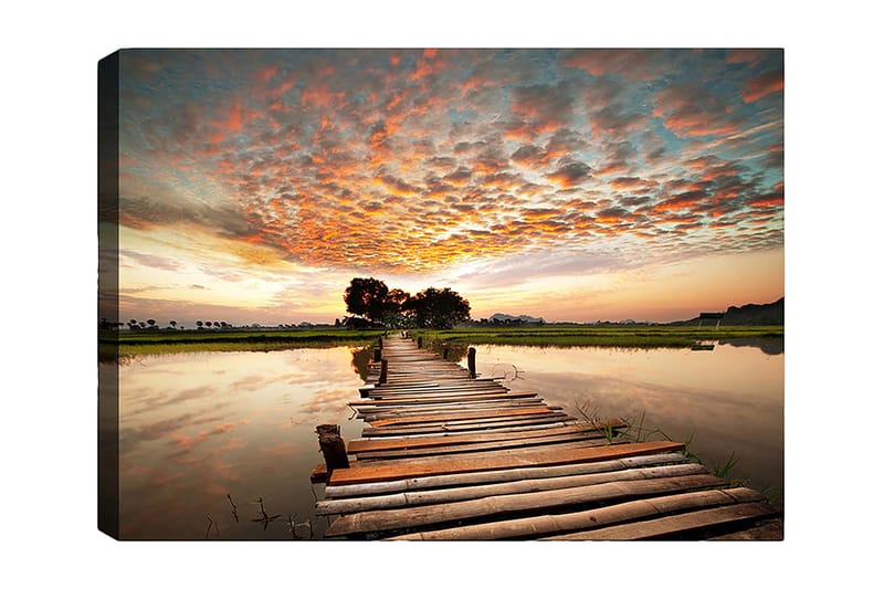 Lerretsbilde 70x100 cm - Vakker solnedgang over en trebro som går over en speilblank innsjø - Oransje / Blå / Grønn - Innredning - Bilder & kunst - Lerretsbilder