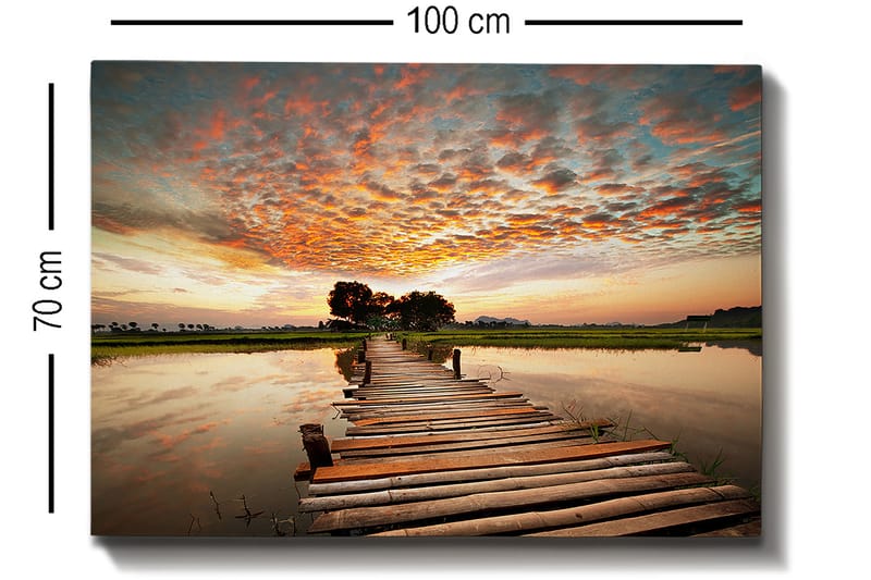 Lerretsbilde 70x100 cm - Vakker solnedgang over en trebro som går over en speilblank innsjø - Oransje / Blå / Grønn - Innredning - Bilder & kunst - Lerretsbilder
