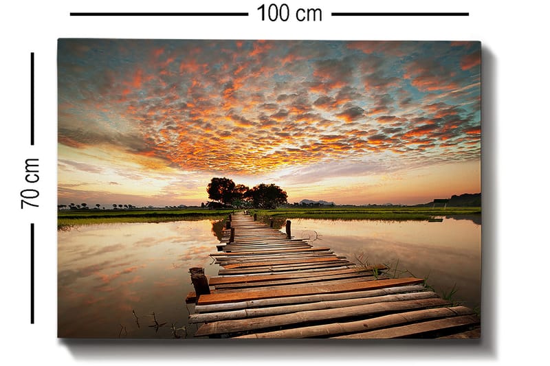 Lerretsbilde 70x100 cm - Vakker solnedgang over en trebro som går over en speilblank innsjø - Oransje / Blå / Grønn - Innredning - Bilder & kunst - Lerretsbilder