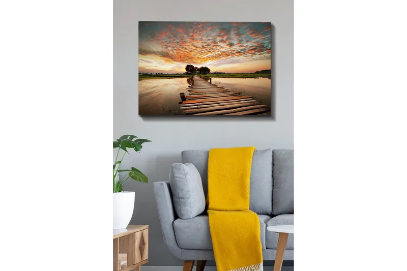 Lerretsbilde 70x100 cm - Vakker solnedgang over en trebro som går over en speilblank innsjø - Oransje / Blå / Grønn - Innredning - Bilder & kunst - Lerretsbilder