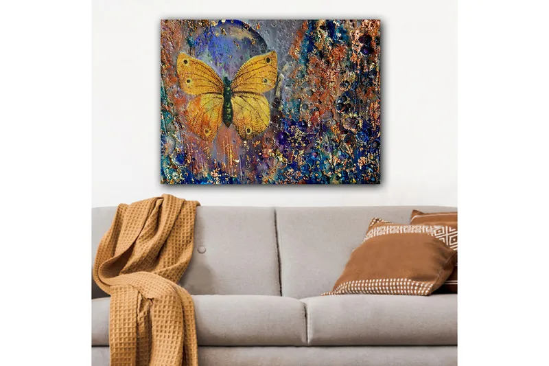 Lerretsbilde 70x100 cm - Vakker sommerfugl i gult som svever over en abstrakt bakgrunn med fargerike detaljer - Gul / Blå / Brun - Innredning - Bilder & kunst - Lerretsbilder