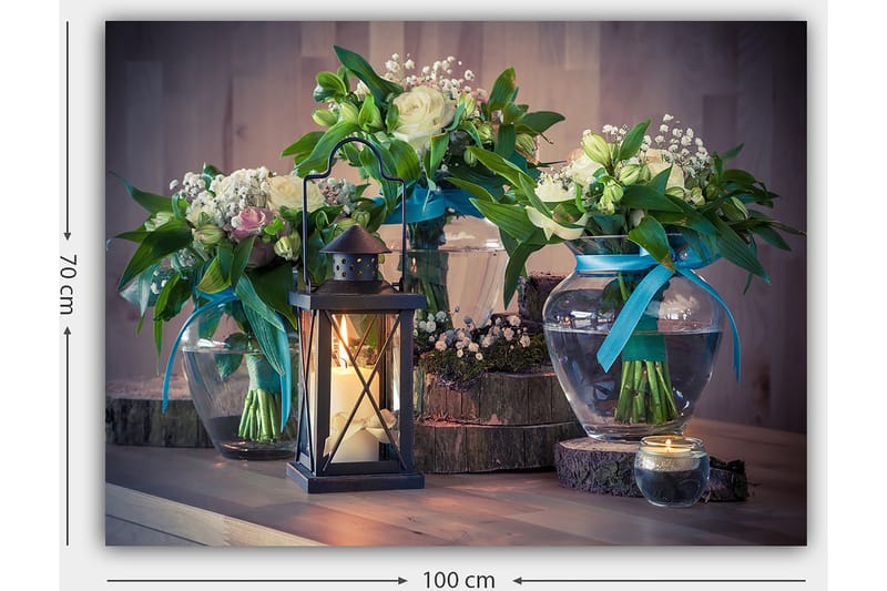 Lerretsbilde 70x100 cm - Vakker stillhet med blomster i glassvaser og en lykt som skaper en koselig atmosfære - Grønn / Hvit / Blå - Innredning - Bilder & kunst - Lerretsbilder