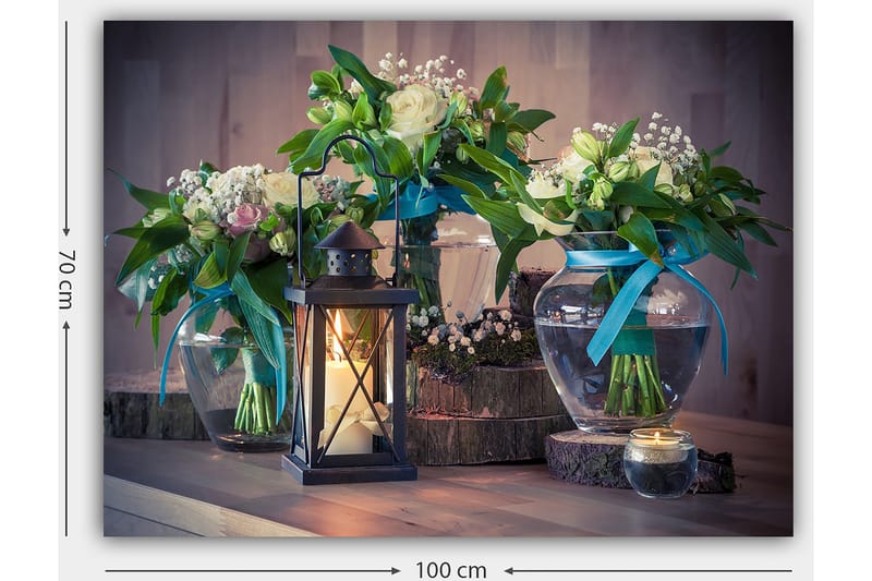 Lerretsbilde 70x100 cm - Vakker stillhet med blomster i glassvaser og en lykt som skaper en koselig atmosfære - Grønn / Hvit / Blå - Innredning - Bilder & kunst - Lerretsbilder