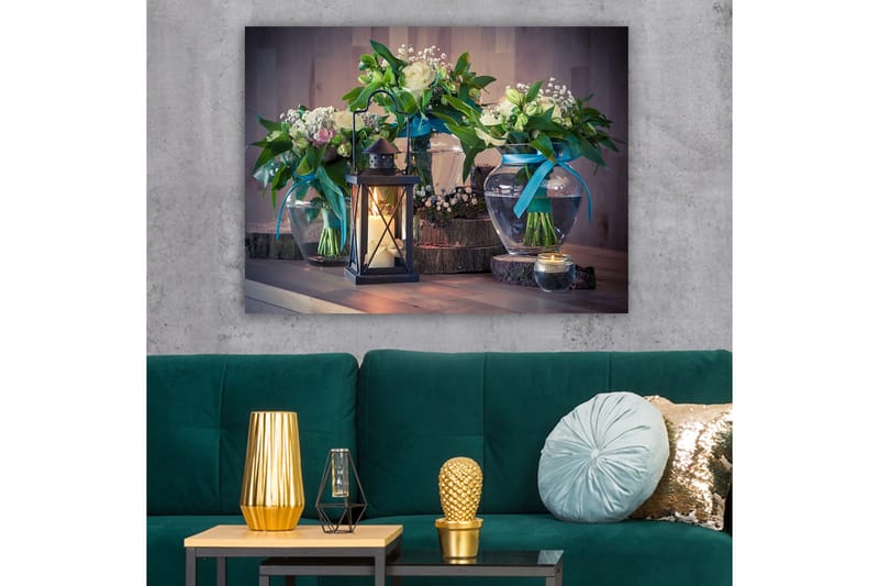 Lerretsbilde 70x100 cm - Vakker stillhet med blomster i glassvaser og en lykt som skaper en koselig atmosfære - Grønn / Hvit / Blå - Innredning - Bilder & kunst - Lerretsbilder