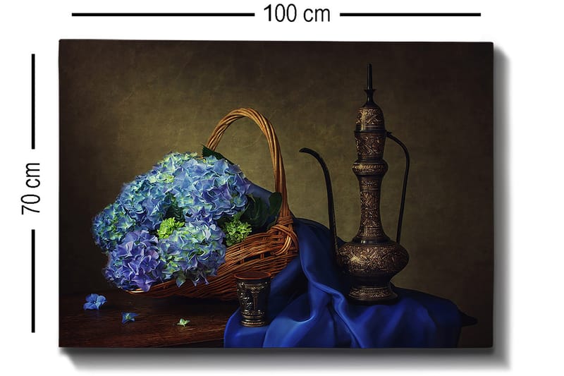 Lerretsbilde 70x100 cm - Vakker stillhet med en kurv fylt med blå hortensiaer og en elegant metallkanne - Blå / Grønn / Brun - Innredning - Bilder & kunst - Lerretsbilder