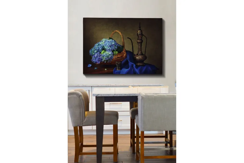 Lerretsbilde 70x100 cm - Vakker stillhet med en kurv fylt med blå hortensiaer og en elegant metallkanne - Blå / Grønn / Brun - Innredning - Bilder & kunst - Lerretsbilder