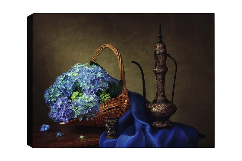 Lerretsbilde 70x100 cm - Vakker stillhet med en kurv fylt med blå hortensiaer og en elegant metallkanne, Blå / Grønn / Brun