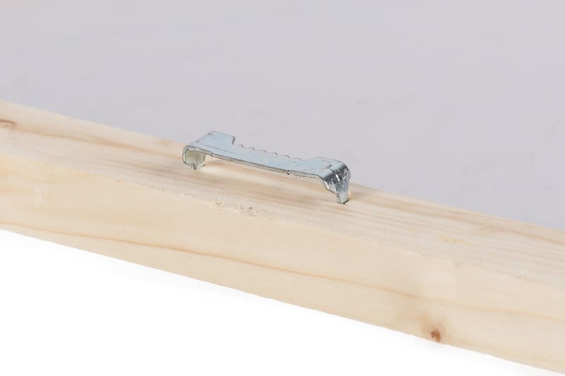 Lerretsbilde 70x100 cm - Vakker stillhet med en kurv fylt med blå hortensiaer og en elegant svart mugge - Blå / Gul / Grønn - Innredning - Bilder & kunst - Lerretsbilder