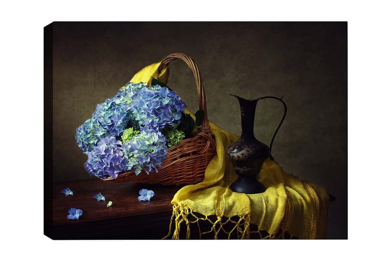 Lerretsbilde 70x100 cm - Vakker stillhet med en kurv fylt med blå hortensiaer og en elegant svart mugge, Blå / Gul / Grønn