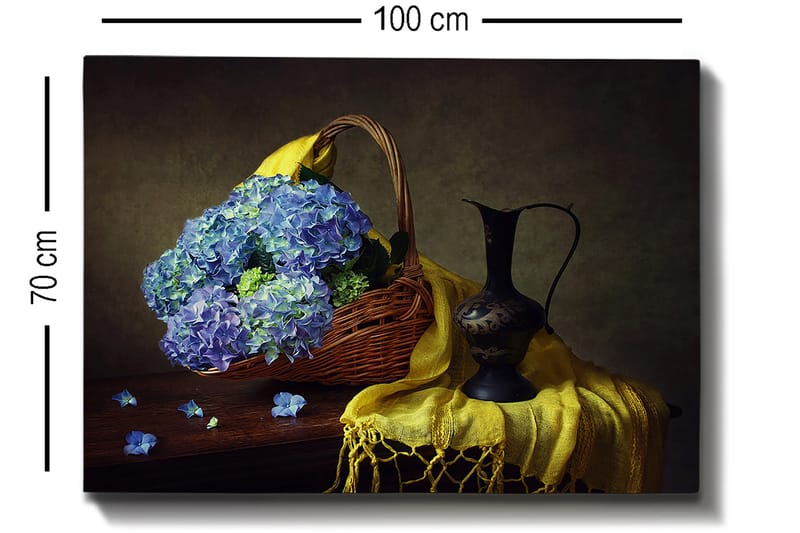 Lerretsbilde 70x100 cm - Vakker stillhet med en kurv fylt med blå hortensiaer og en elegant svart mugge - Blå / Gul / Grønn - Innredning - Bilder & kunst - Lerretsbilder