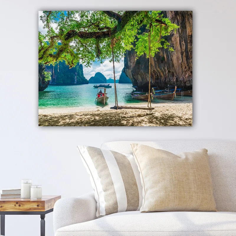 Lerretsbilde 70x100 cm - Vakker strandscene med båter omgitt av fjellformasjoner og frodige trær, Grønn / Turkis / Brun