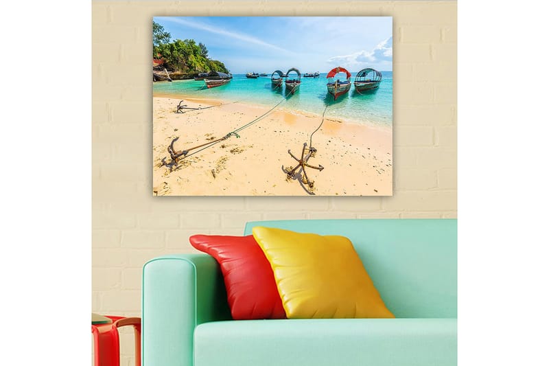 Lerretsbilde 70x100 cm - Vakker strandscene med flere fargerike båter fortøyd ved en sandstrand - Turkis / Beige / Rød - Innredning - Bilder & kunst - Lerretsbilder