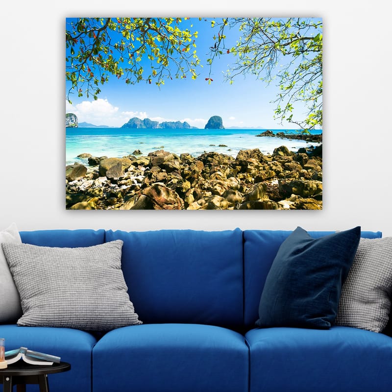 Lerretsbilde 70x100 cm - Vakker strandscene med steiner, klart turkis vann og en blå himmel - Turkis / Blå / Grønn - Innredning - Bilder & kunst - Lerretsbilder