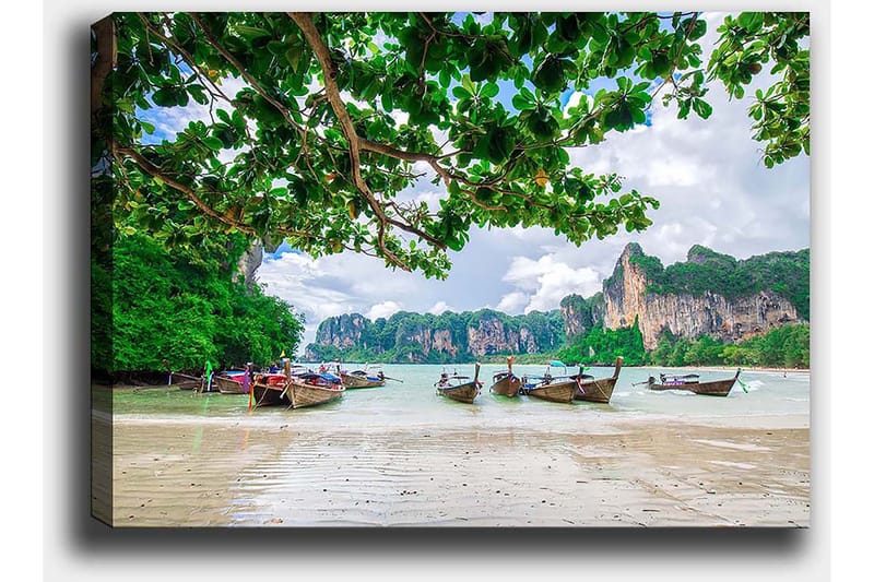 Lerretsbilde 70x100 cm - Vakker strandscene med tradisjonelle båter som ligger på kysten omgitt av frodige klipper og trær - Grønn / Blå / Beige - Innredning - Bilder & kunst - Lerretsbilder
