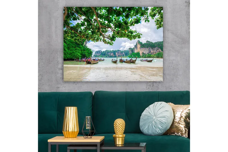 Lerretsbilde 70x100 cm - Vakker strandscene med tradisjonelle båter som ligger på kysten omgitt av frodige klipper og trær, Grønn / Blå / Beige