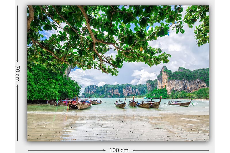 Lerretsbilde 70x100 cm - Vakker strandscene med tradisjonelle båter som ligger på kysten omgitt av frodige klipper og trær - Grønn / Blå / Beige - Innredning - Bilder & kunst - Lerretsbilder