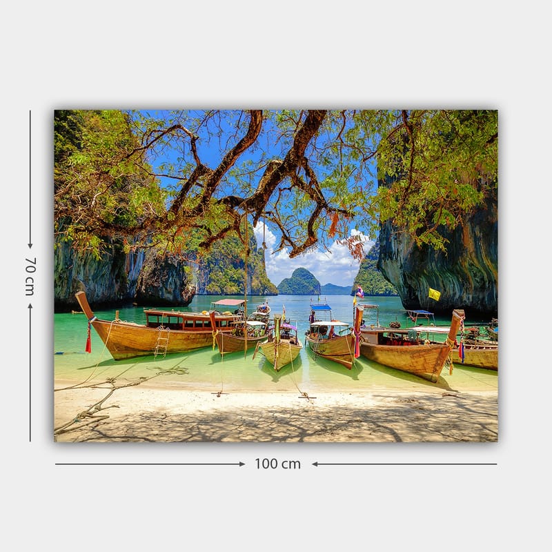 Lerretsbilde 70x100 cm - Vakker strandscene med tradisjonelle thailandske båter ved en klar, turkis lagune omgitt av majestetiske klipper og frodige trær - Turkis / Grønn / Blå - Innredning - Bilder & kunst - Lerretsbilder