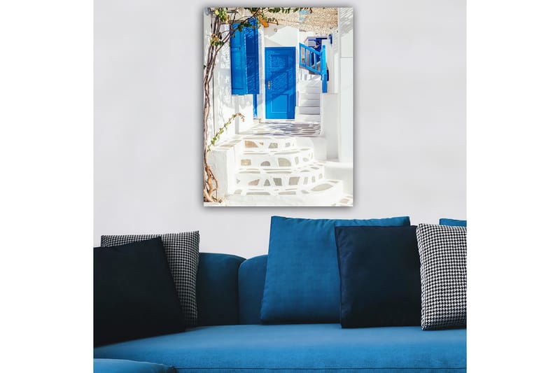 Lerretsbilde 70x100 cm - Vakker trapp med blå dører og vinduer i en hvit bygning, omgitt av grøntområder - Blå / Hvit - Innredning - Bilder & kunst - Lerretsbilder