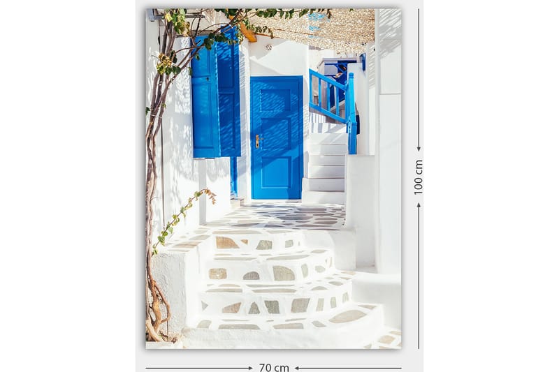 Lerretsbilde 70x100 cm - Vakker trapp med blå dører og vinduer i en hvit bygning, omgitt av grøntområder - Blå / Hvit - Innredning - Bilder & kunst - Lerretsbilder