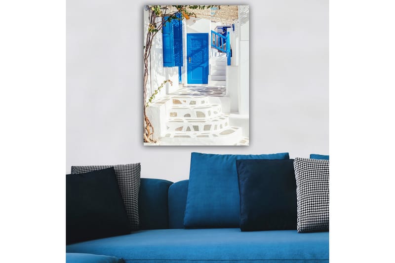 Lerretsbilde 70x100 cm - Vakker trapp med blå dører og vinduer i en hvit bygning, omgitt av grøntområder - Blå / Hvit - Innredning - Bilder & kunst - Lerretsbilder