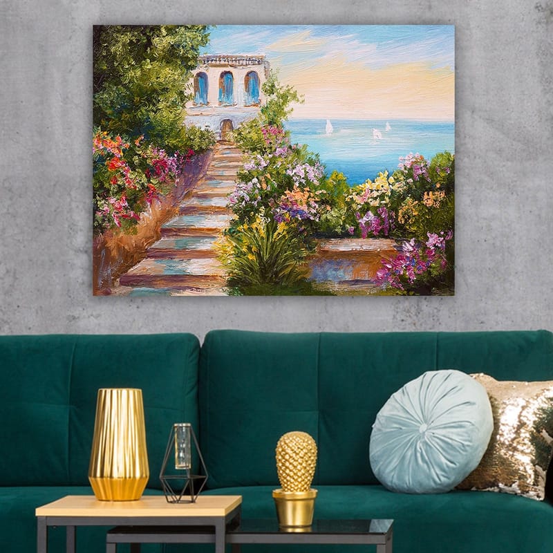 Lerretsbilde 70x100 cm - Vakker trapp omgitt av fargerike blomster som fører ned til havet og en bygning med blå vinduer - Grønn / Rosa / Blå - Innredning - Bilder & kunst - Lerretsbilder
