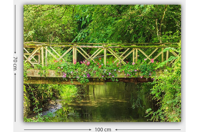 Lerretsbilde 70x100 cm - Vakker trebro omgitt av grøntområder og blomster ved en rolig vannflate - Grønn / Rosa / Brun - Innredning - Bilder & kunst - Lerretsbilder