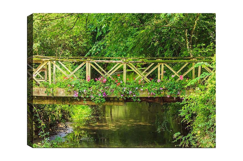 Lerretsbilde 70x100 cm - Vakker trebro omgitt av grøntområder og blomster ved en rolig vannflate - Grønn / Rosa / Brun - Innredning - Bilder & kunst - Lerretsbilder