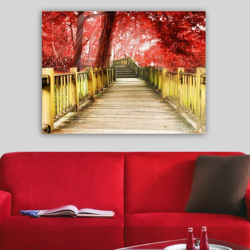 Lerretsbilde 70x100 cm - Vakker trebro omgitt av knallrøde trær i høstlige omgivelser - Rød / Gulgrønn - Innredning - Bilder & kunst - Lerretsbilder
