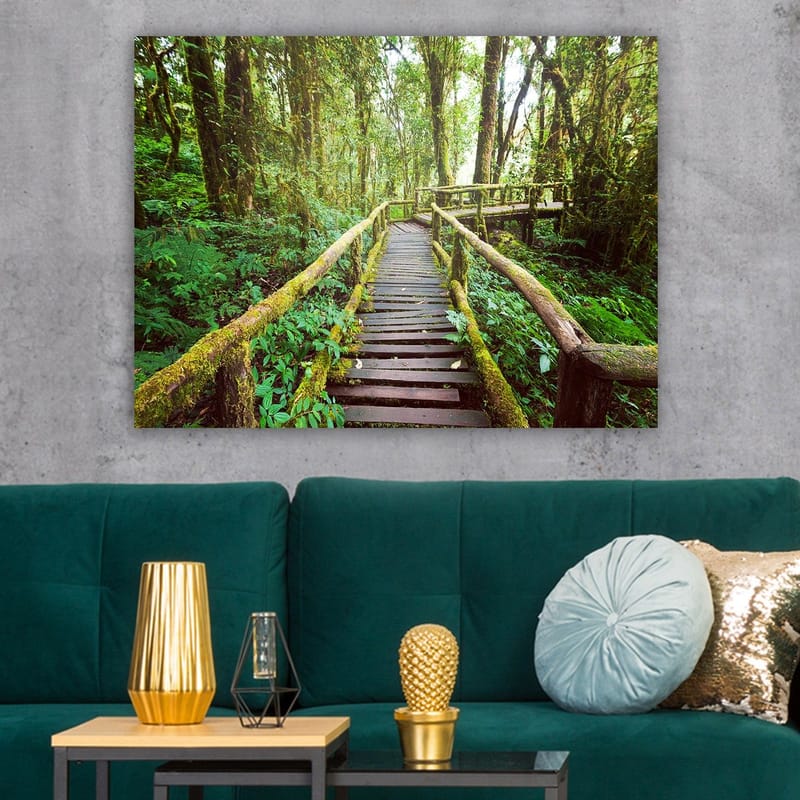 Lerretsbilde 70x100 cm - Vakker trebro som slynger seg gjennom en frodig regnskog - Grønn / Brun / Gulgrønn - Innredning - Bilder & kunst - Lerretsbilder