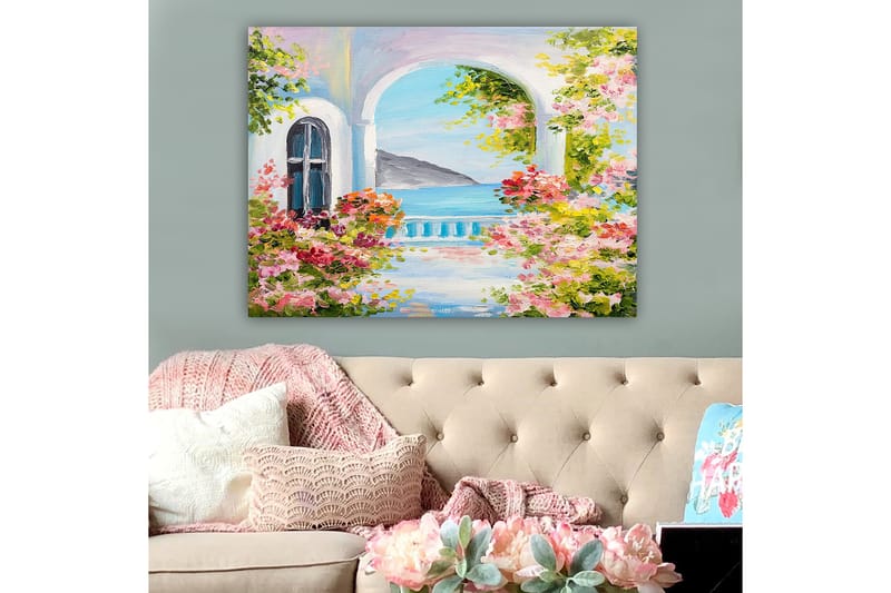 Lerretsbilde 70x100 cm - Vakker utsikt gjennom en bue med blomster i forgrunnen og havet i bakgrunnen - Rosa / Blå / Grønn - Innredning - Bilder & kunst - Lerretsbilder