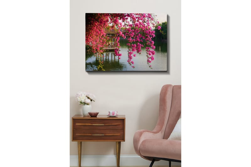 Lerretsbilde 70x100 cm - Vakker utsikt over blomstrende bougainvillea som henger over en rolig innsjø og en tradisjonell paviljong i bakgrunnen - Rosa / Grønn / Blågrå - Innredning - Bilder & kunst - Lerretsbilder