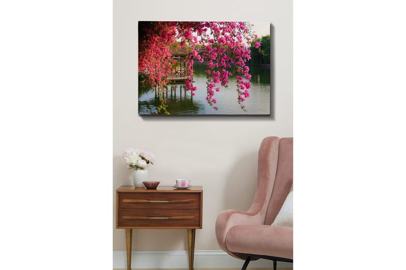 Lerretsbilde 70x100 cm - Vakker utsikt over blomstrende bougainvillea som henger over en rolig innsjø og en tradisjonell paviljong i bakgrunnen - Rosa / Grønn / Blågrå - Innredning - Bilder & kunst - Lerretsbilder