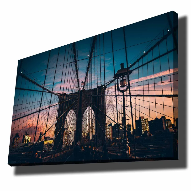 Lerretsbilde 70x100 cm - Vakker utsikt over Brooklyn Bridge med en dramatisk himmel i skumringen, Mørk blå / Rosa / Grå