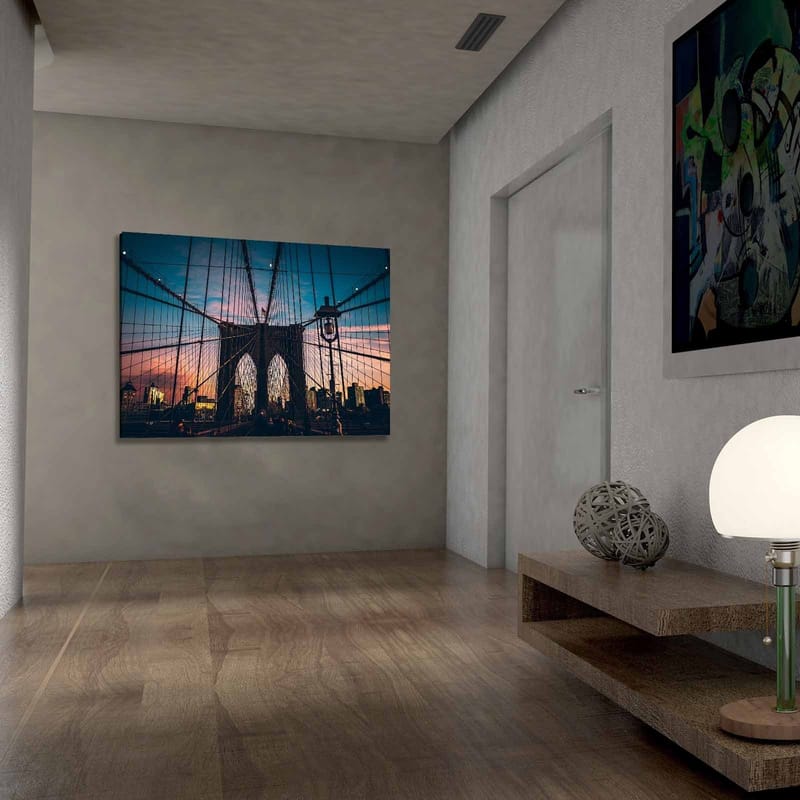 Lerretsbilde 70x100 cm - Vakker utsikt over Brooklyn Bridge med en dramatisk himmel i skumringen - Mørk blå / Rosa / Grå - Innredning - Bilder & kunst - Lerretsbilder