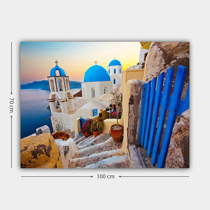 Lerretsbilde 70x100 cm - Vakker utsikt over de hvite bygningene med blå kupler i en gresk landsby ved sjøen - Blå / Hvit / Beige - Innredning - Bilder & kunst - Lerretsbilder