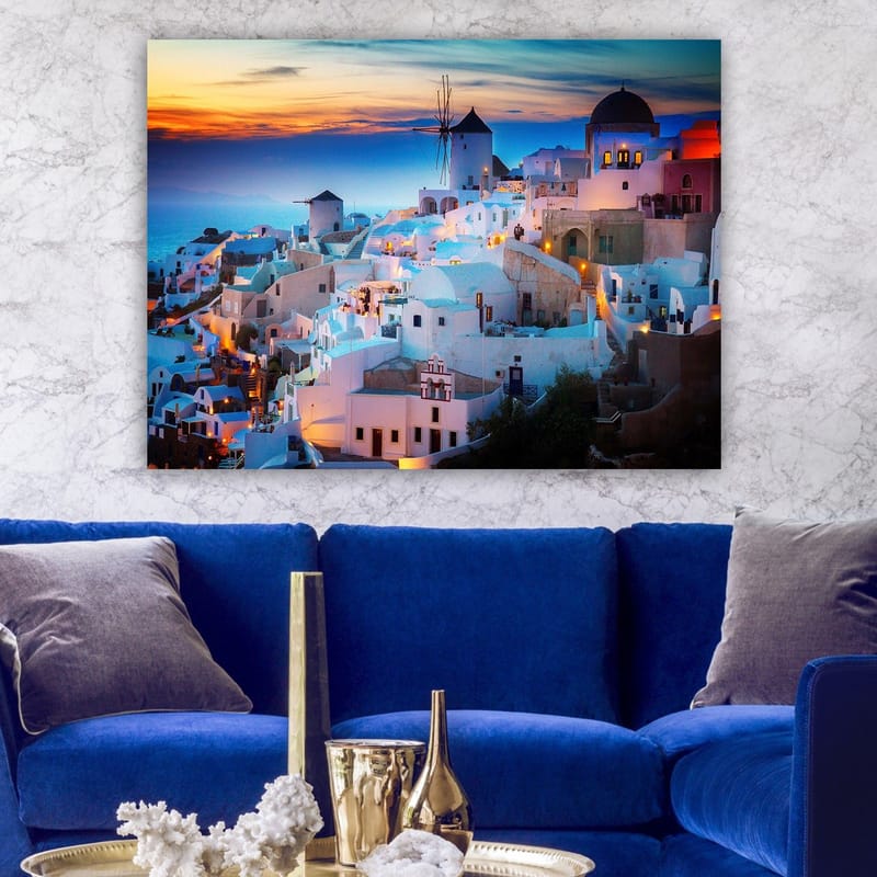 Lerretsbilde 70x100 cm - Vakker utsikt over de hvite husene i en gresk landsby ved solnedgang - Hvit / Blå / Oransje - Innredning - Bilder & kunst - Lerretsbilder