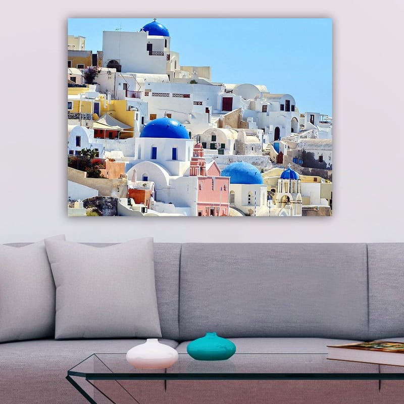 Lerretsbilde 70x100 cm - Vakker utsikt over de karakteristiske hvite husene og blå kuplene på Santorini - Blå / Hvit / Rosa - Innredning - Bilder & kunst - Lerretsbilder